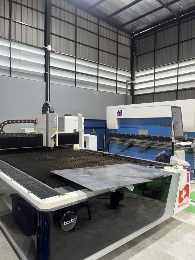 Fiber laser cutting machine
